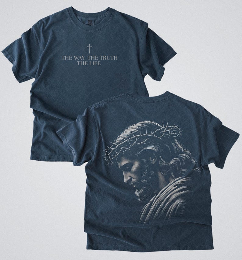 Puede incluir: Dos camisetas azul marino. La camiseta delantera tiene el texto "THE WAY THE TRUTH THE LIFE" con una cruz encima. La parte trasera de la camiseta tiene una ilustraci&oacute;n de una persona con una corona de espinas.