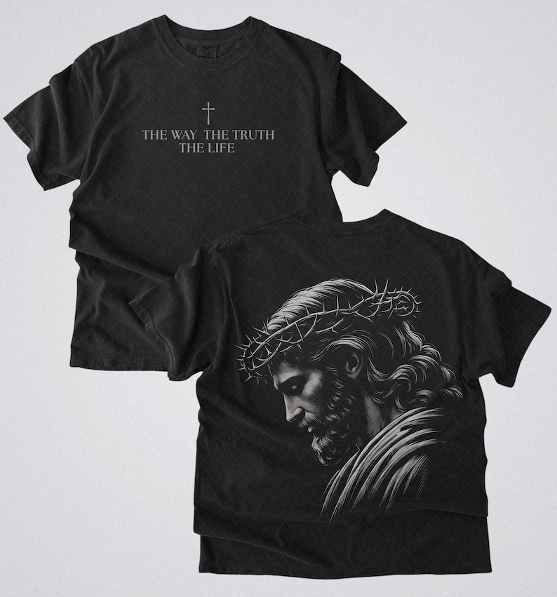 Puede incluir: Camisetas negras con gr&aacute;ficos religiosos. Una camiseta presenta una cruz y el texto "THE WAY, THE TRUTH, THE LIFE". La otra muestra una ilustraci&oacute;n detallada de un hombre con una corona de espinas.