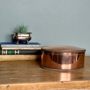 Absolutely gorgeous Georgian plain copper plate oval tin with hinged lid