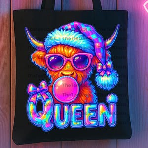 Puede incluir: Bolso tote negro con una vaca de las Tierras Altas de dibujos animados con gafas de sol y un sombrero, soplando una burbuja. La palabra "QUEEN" está debajo de la vaca en colores arcoíris. Un contorno de vaca de neón y árboles de Navidad están en el fondo.
