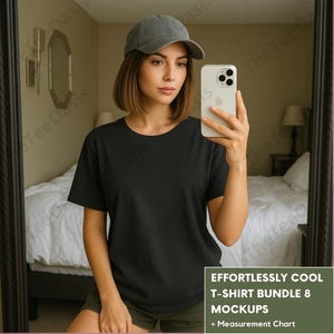 Puede incluir: Una camiseta negra de cuello redondo se usa con una gorra de béisbol gris. La imagen incluye el texto "EFFORTLESSLY COOL T-SHIRT BUNDLE 8 MOCKUPS + Measurement Chart". La camiseta es parte de un paquete de maquetas.