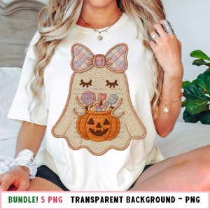 Puede incluir: Camiseta color crema con un diseño de fantasma bordado, con lazo, ojos cerrados y una cesta de calabaza llena de caramelos. El texto "BUNDLE! 5 PNG TRANSPARENT BACKGROUND - PNG" está en la parte inferior.
