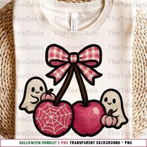 Puede incluir: Camiseta color crema con un diseño de Halloween. El diseño incluye dos cerezas, una con una telaraña, un lazo rosa, dos fantasmas y calabazas. El texto en la parte inferior dice "HALLOWEEN BUNDLE! 5 PNG TRANSPARENT BACKGROUND - PNG".