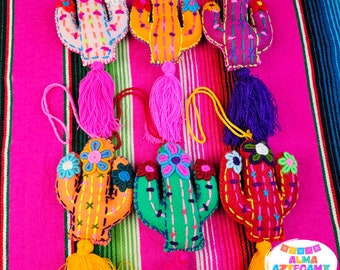 Fieltro bordado con borlas de cactus / Nopal Bordado a Mano / Llavero de bolso / Accesorios mexicanos hechos a mano