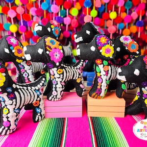 Esqueleto bordado de perro de felpa mexicano hecho a mano / Día de Los Muertos / Perro de fieltro de lana
