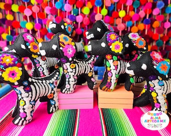 Esqueleto bordado de perro de felpa mexicano hecho a mano / Día de Los Muertos / Perro de fieltro de lana