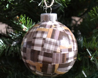 Ornamento de bulbo de Navidad con patrón a cuadros