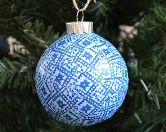 Adorno de bombilla de Navidad con impresión azul