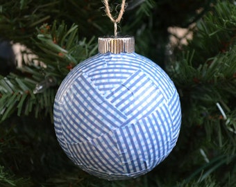 Adorno de bombilla de Navidad Blue Seersucker Print