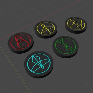 Könnte beinhalten: Fünf runde schwarze Spielsteine mit verschiedenen farbigen Symbolen darin. Die Symbole sind geometrische Formen mit Linien und Kreisen. Die Spielsteine haben einen Durchmesser von etwa 5 cm.