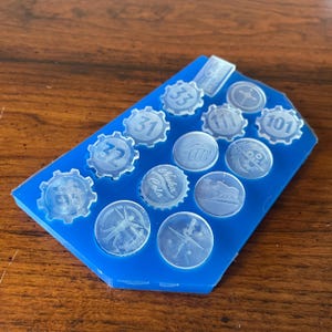 MAESTROS IMPRESOS EN 3D - Ficha de pin de Fallout - Impresión en resina UV sin pulir