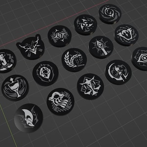 Puede incluir: Un conjunto de 14 fichas redondas de color negro y blanco con varios símbolos y diseños. Las fichas están hechas de un material liso y duro y tienen un borde ligeramente elevado.