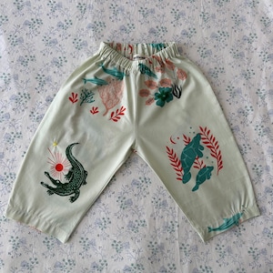 キッズオーガニックコットンプレイパンツ：気まぐれなアニマルプリント、ゆったりフィット