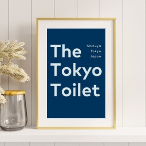 le stampe della toilette di Tokyo, poster della toilette di Tokyo, stampa del film sulla toilette di Tokyo, stampe a tema cinematografico, merchandising cinematografico, poster del film, design giapponese immagine 1
