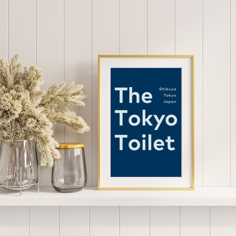le stampe della toilette di Tokyo, poster della toilette di Tokyo, stampa del film sulla toilette di Tokyo, stampe a tema cinematografico, merchandising cinematografico, poster del film, design giapponese immagine 1