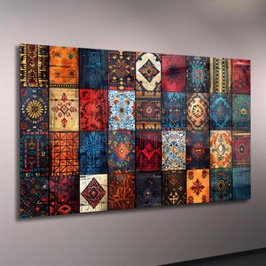 Op de afbeelding: Een groot wandkunstwerk met een patchwork-ontwerp van verschillende vierkanten met patronen. De vierkanten tonen ingewikkelde ontwerpen in een reeks kleuren, waaronder blauw, oranje, rood en geel. Het kunstwerk heeft een vintage, bohemien esthetiek.