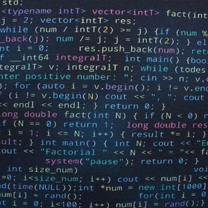Könnte beinhalten: Eine Nahaufnahme von Computercode, der in C++ auf einem dunkelblauen Hintergrund geschrieben ist. Der Code enthält Funktionen zum Berechnen von Fakultäten und zum Generieren von Zufallszahlen.