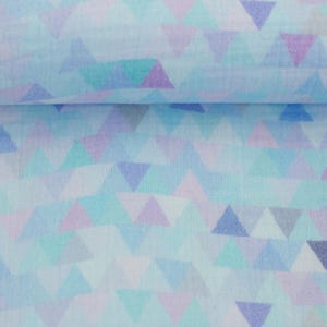 Könnte beinhalten: Ein hellblauer Stoff mit einem sich wiederholenden geometrischen Muster aus Dreiecken in Blau-, Lila- und Türkistönen. Der Stoff ist gefaltet, wodurch ein geschichteter Effekt entsteht. Das Gesamtthema ist ein modernes, abstraktes Design.