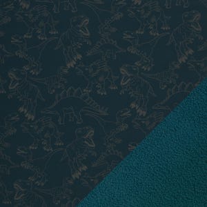 Könnte beinhalten: Ein dunkelblauer Stoff mit einem sich wiederholenden Muster aus weißen Dinosauriersilhouetten. Der Stoff ist mit einem einfarbigen dunkelblauen Fleece-Stoff kombiniert.