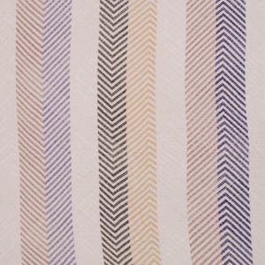 Könnte beinhalten: Ein weißer Stoff mit vertikalen Streifen in verschiedenen Chevron-Mustern in den Farben Lila, Braun, Schwarz und Beige.
