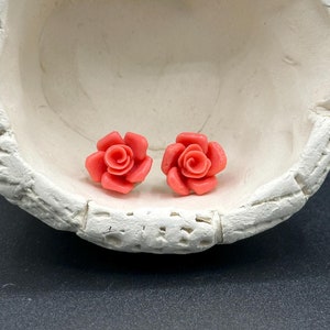 ピンクの花のスタッドピアス、ハンドメイド