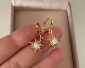 REDSUN Orecchini A Cerchio Huggie In Argento Sterling 925 Con Opale Bianco Sintetico - Ipoallergenici, Piccoli (16mm), Per Donne E Bambine - Luce Iridescenza, Regalo In Confezione Elegante