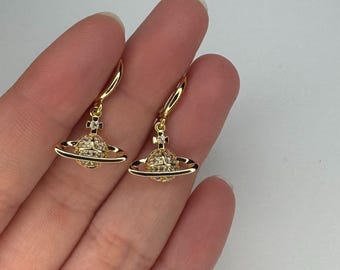 Brincos de planeta dourados com zircônias cúbicas, brincos de ouro com formato de planeta, brincos elegantes para presentear, brincos de argola dourados em formato de esfera de Saturno.