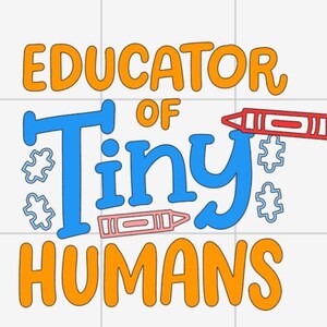 Op de afbeelding: Een grafisch ontwerp met de tekst EDUCATOR OF Tiny HUMANS in oranje en blauw. Het ontwerp bevat twee gestileerde kleurpotloden in rood en roze, samen met vier kleine blauwe puzzelstukjes rondom het centrale woord Tiny.