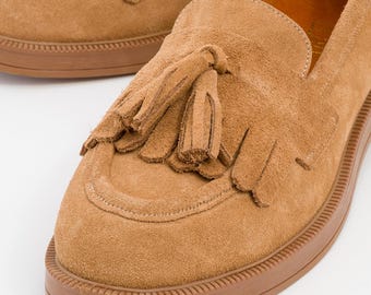Damloafers i konjaksbrun mocka med tofsar, handgjorda klassiska platta skor, modern elegant stil, vardagskomfort, present till henne