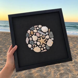 Cuadro decorativo costero / Decoración de pared con conchas marinas / Decoración para casa de playa / Marco costero hecho a mano / Arte de pared inspirado en el océano / 30 x 30 cm