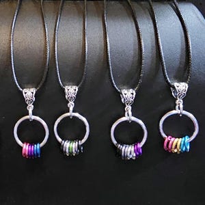 Collar minimalista personalizable con la bandera LGBTQIA, malla de aluminio liviana con la bandera PRIDE de su elección