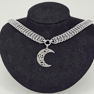 Custom Chainmail Choker – Crescent Moon Vertebrae Weave Necklace, Anodized Aluminum Collar, Medieval & Renaissance Jewelry for Her