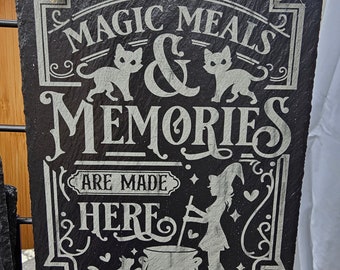 Magische maaltijden en herinneringen worden hier gemaakt Keukenheks Halloween Lasergegraveerd leisteenbord Witchy Kitchen Decor, Halloweenbord