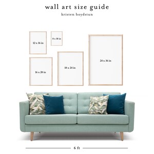 K&ouml;nnte beinhalten: Ein Wandkunst-Gr&ouml;&szlig;enleitfaden mit einem hellblauen Sofa und vier verschiedenen Rahmengr&ouml;&szlig;en. Die Rahmen sind 8x10 Zoll, 12x16 Zoll, 16x20 Zoll und 24x36 Zoll gro&szlig;. Das Sofa ist 6 Fu&szlig; lang.
