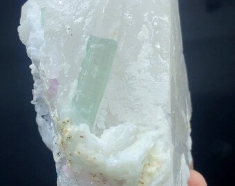 水晶に埋め込まれたレピドライト入りグリーントルマリン結晶、ラグマン