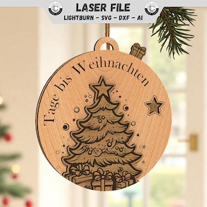 Può includere: Ornamento natalizio in legno con design tagliato al laser. L'ornamento presenta un albero di Natale, stelle e la scritta "Tage bis Weihnachten". È inclusa anche una piccola confezione regalo. L'ornamento è appeso con una corda.