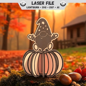 Könnte beinhalten: Eine herbstliche Laser-Cut-Dekoration aus Holz mit einer Zwergfigur auf einem Kürbis. Der Zwerg trägt einen sternenbesetzten Hut. Der Kürbis hat vertikale Linien. Der Hintergrund zeigt Herbstlaub und eine Hütte. Der Text "LASER FILE" steht oben.