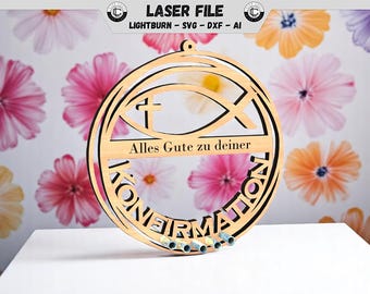May include: Wooden laser-cut Confirmation sign with a cross and fish symbol. The sign has the words "Alles Gute zu deiner KONFIRMATION" and includes a small pegboard for holding small items. The sign is approximately 20 cm in diameter.