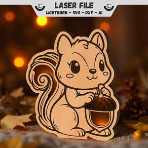 Op de afbeelding: Houten lasergesneden eekhoorn met een eikel, met warm licht van binnen. Het ontwerp toont een cartoon-achtige eekhoorn met gedetailleerde contouren en een natuurlijke houten afwerking. De tekst "LASER FILE" staat bovenaan.