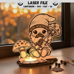 Puede incluir: Una figura de gnomo de madera cortada con láser que sostiene un hongo y una hoja de roble, con un pequeño portavelas en la base. El diseño incluye detalles grabados y el texto LASER FILE LIGHTBURN - SVG - DXF - AI en la parte superior.