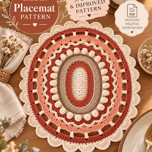 Op de afbeelding: Een ovaal gehaakt placemat met concentrische ringen in crème, beige en terracotta. Het ontwerp bevat een centraal ovaal, een rij met textuurrijke nopsteken en een geschulpte crème rand. Tekst: CROCHET Placemat PATTERN.