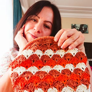Borsa all'uncinetto boho fatta a mano, pochette estiva con vibrazioni retrò, borsa in filato di carta, borsa estiva in cordoncino di carta ecologico