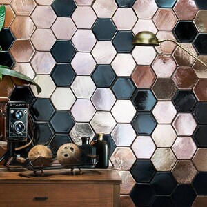 Tuiles hexagonales noires et dorées
