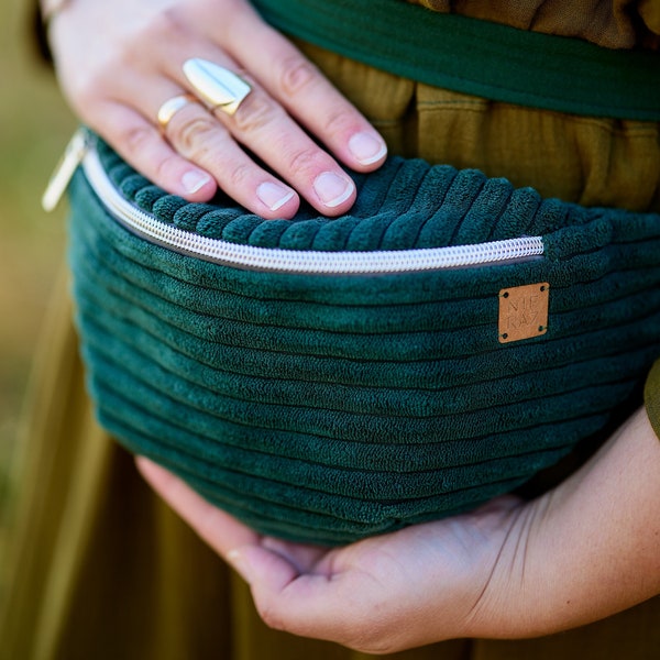 Grüne Gürteltasche, Upcycling-Cord-Gürteltasche, einzigartige Handtasche für Frauen, luxuriöse, umweltfreundliche Zero-Waste-Mode