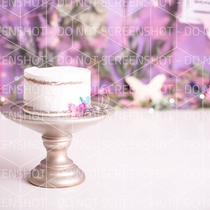 Könnte beinhalten: Ein weißer Kuchen mit einer hellbraunen Schicht und weißem Frosting, verziert mit bunten Schmetterlingen, auf einem goldenen Kuchenständer.