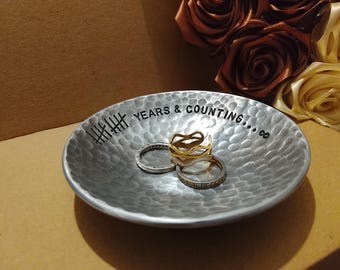 Aluminium schaal voor 10-jarig jubileum – Handgemaakte aluminium sieradenschaal, huwelijksjubileumcadeau, opbergschaal voor sieraden, 10 cm