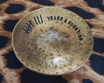 Handgemaakt gehamerd bronzen schaaltje – Klein messing schaaltje – “Years & Counting” – Sieradenschaaltje van 3,5 inch