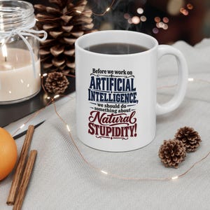 Mok met de tekst "Natuurlijke Domheid" | Grappige AI-koffiemok | Mok met een grap over kunstmatige intelligentie | Sarcastisch cadeau met techhumor | Cadeau voor een collega
