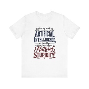 T-Shirt mit dem Aufdruck „Natürliche Dummheit“ | Lustiges KI-T-Shirt | T-Shirt mit Witz über künstliche Intelligenz | Sarkastisches Geschenk für Technikbegeisterte | Geschenk für Programmierer