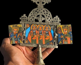 Icono de metal ortodoxo etíope antiguo, tríptico procesional artesanal con cruz de bendición.